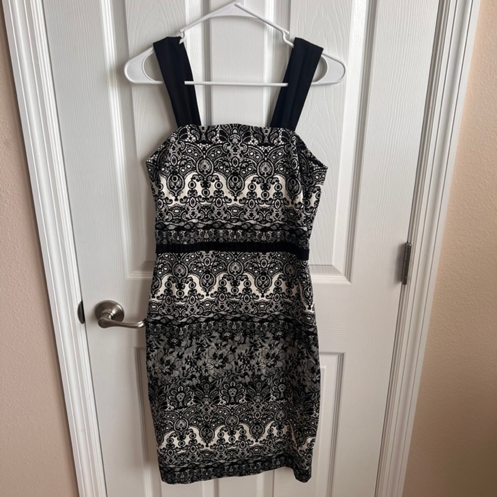 NEW Francescas Black White Lace Print Sleeveless Bodycon Dress - Medium
